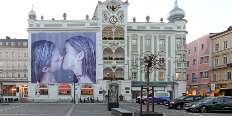 Gottfried Helnwein verwandelt Gmundner Rathaus und Stadttheater in Kunstinstallation