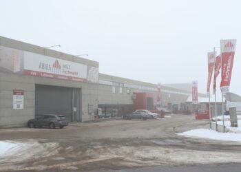 Mitarbeiter löschten Brand eines Elektrostaplers bei einem Unternehmen in Gschwandt