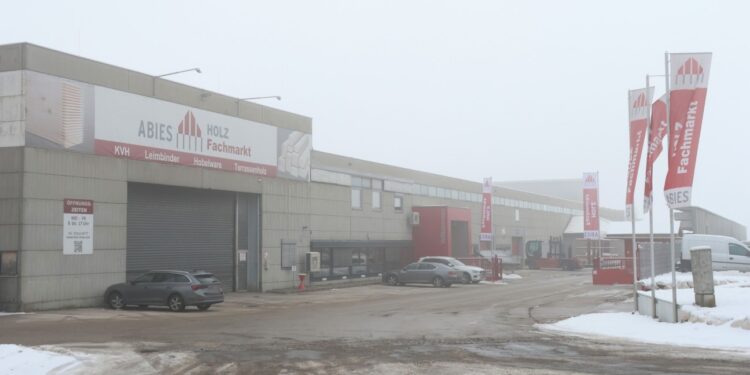 Mitarbeiter löschten Brand eines Elektrostaplers bei einem Unternehmen in Gschwandt