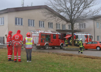 Neun Feuerwehren: Größerer Brand in einem Tischlereibetrieb in Kirchham