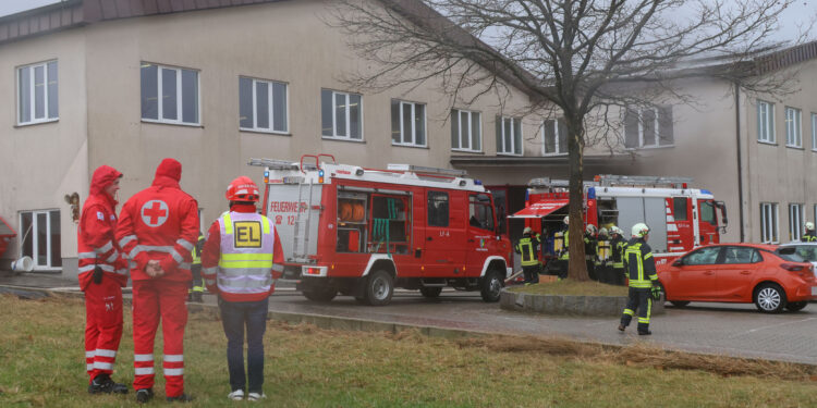 Neun Feuerwehren: Größerer Brand in einem Tischlereibetrieb in Kirchham