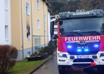 Neun Verletzte nach Zimmerbrand in Mehrparteienwohnhaus in Altmünster