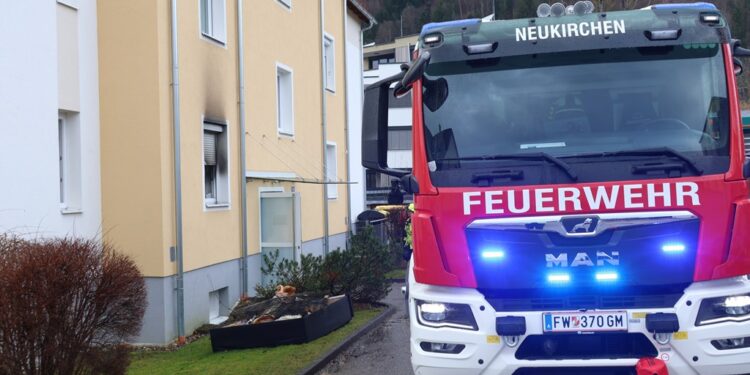 Neun Verletzte nach Zimmerbrand in Mehrparteienwohnhaus in Altmünster