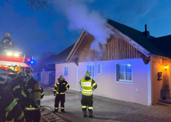 Zimmerbrand in Ohlsdorf fordert 3 Feuerwehren