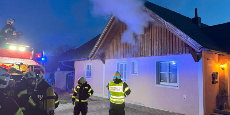 Zimmerbrand in Ohlsdorf fordert 3 Feuerwehren