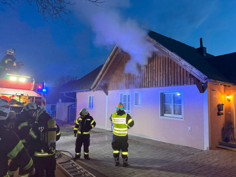 Zimmerbrand-in-Ohlsdorf-fordert-3-Feuerwehren
