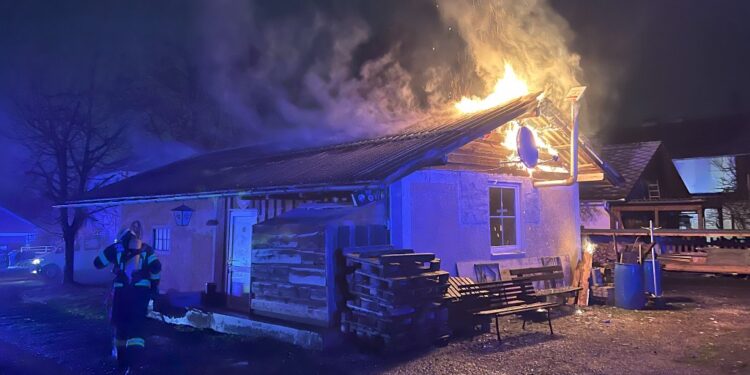 Nächtlicher Garagenbrand in Ohlsdorf frühzeitig entdeckt