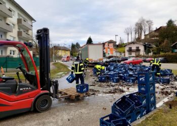 LKW verlor tausende Flaschen Bier