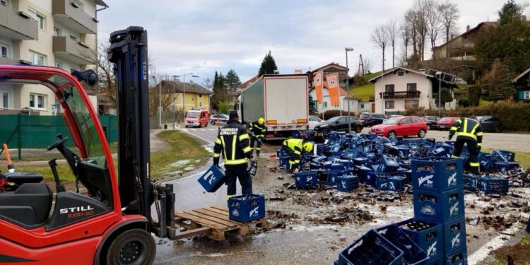 LKW verlor tausende Flaschen Bier