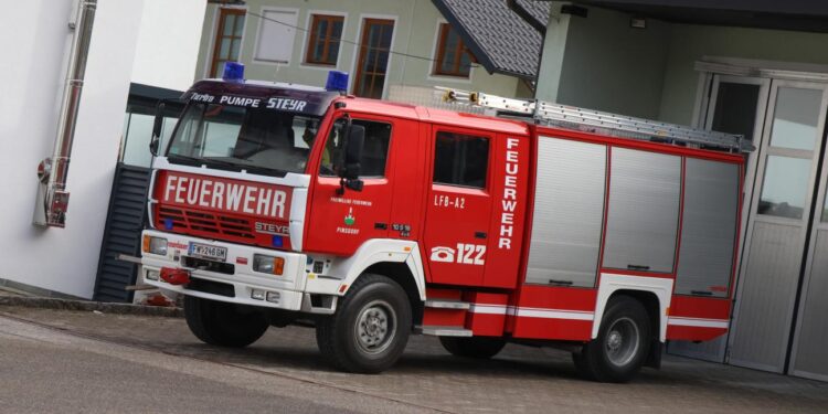 Vier Feuerwehren zu Personenrettung aus einem Schacht in Pinsdorf alarmiert