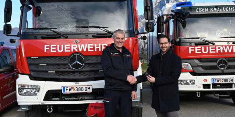 Ein mehr an Sicherheit- Altmünster Bürgermeister übergibt Spezialfahrzeug