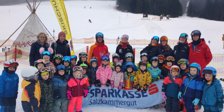 Gemeinsamer Kindergarten-Skikurs-Zwei Brettln, a gfiahriger Schnee und viel Spaß