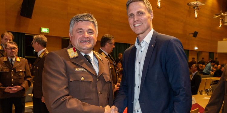 Wolfgang Hufnagl wurde als Bezirksfeuerwehrkommandant bestätigt