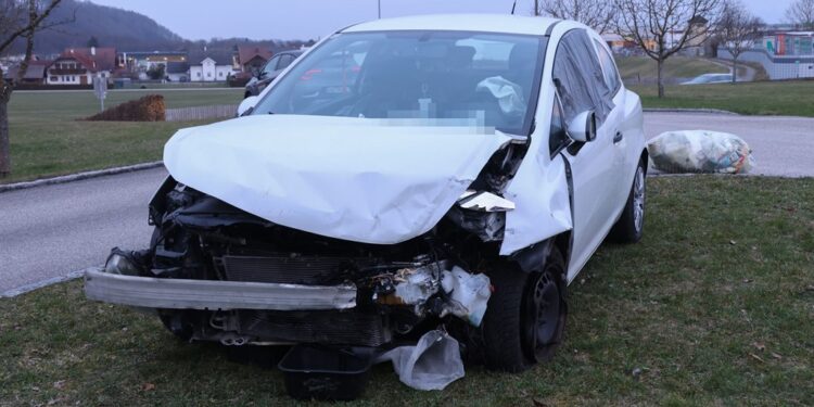 Autolenker fuhr durch Garten und prallte gegen Hauswand