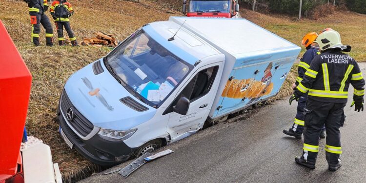 Transporter mit Kran geborgen
