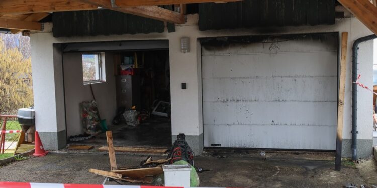 Brand in einer Doppelgarage in Seewalchen am Attersee