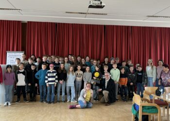 Verständnis und Austausch-Schüler*innen von Schloss Wagrain besuchten Lebenshilfe-Werkstätte Gmunden