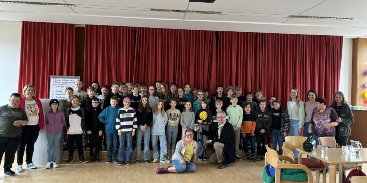 Verständnis und Austausch-Schüler*innen von Schloss Wagrain besuchten Lebenshilfe-Werkstätte Gmunden