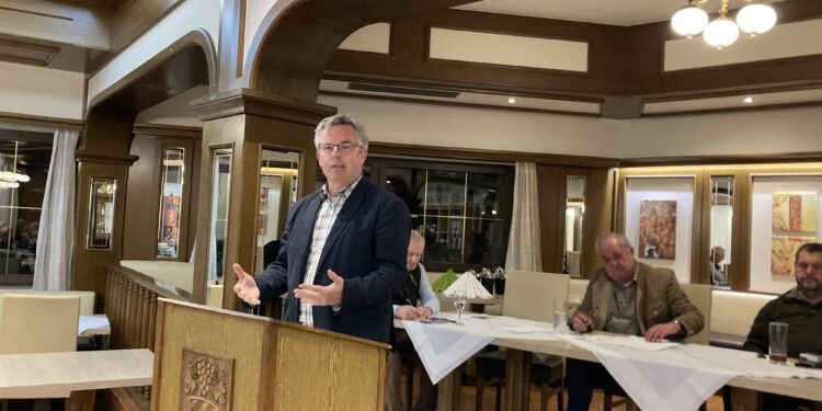 Renaturierung und Prädatoren als Hauptthema beim Fischereirevier Vöckla-Ager