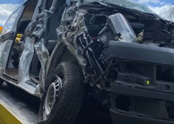 Kleinbus bei Verkehrsunfall auf der B145 in Bad Ischl regelrecht aufgerissen