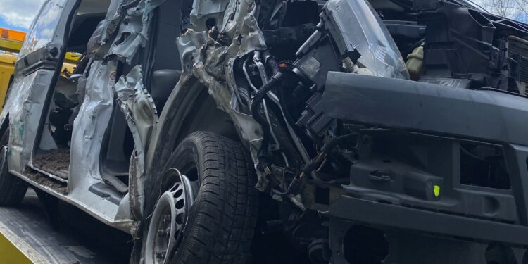 Kleinbus bei Verkehrsunfall auf der B145 in Bad Ischl regelrecht aufgerissen