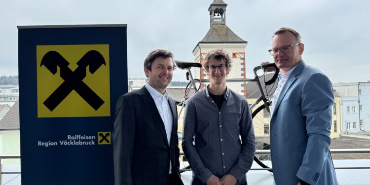 Raiffeisenbank Region Vöcklabruck zieht mit Radgruppe Vöcklabruck an einem Strang