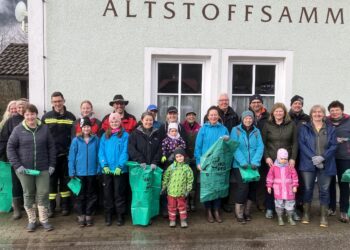 Viele fleißige Hände bei „Hui statt Pfui“: Seeuferreinigung in Obertraun