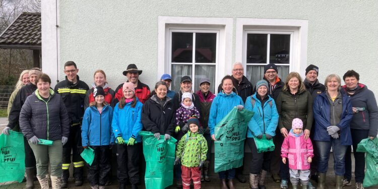 Viele fleißige Hände bei „Hui statt Pfui“: Seeuferreinigung in Obertraun