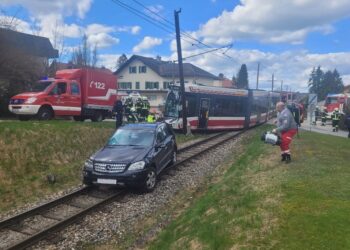 Mit SUV gegen Lokalbahn geprallt