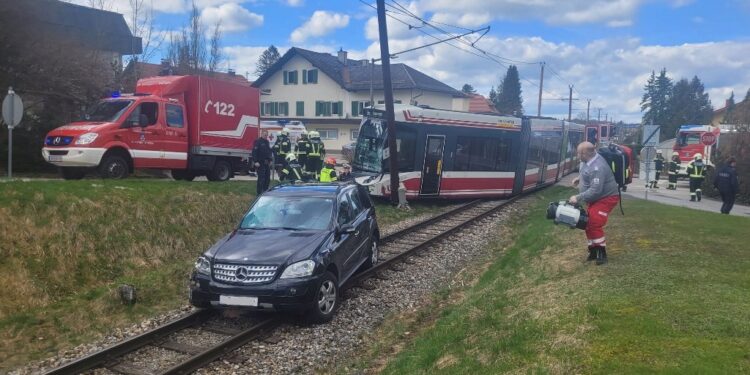 Mit SUV gegen Lokalbahn geprallt