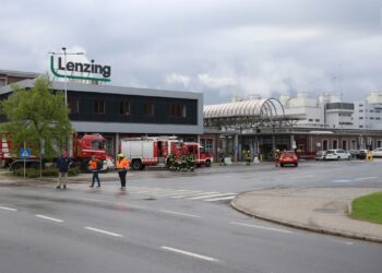 Großeinsatz bei Brand auf Werksgelände in Lenzing