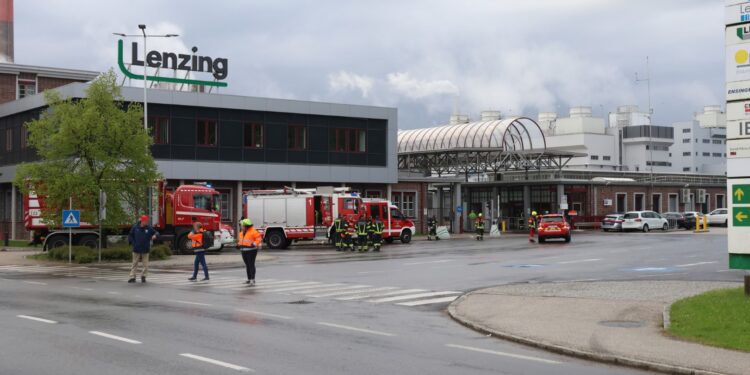 Großeinsatz bei Brand auf Werksgelände in Lenzing