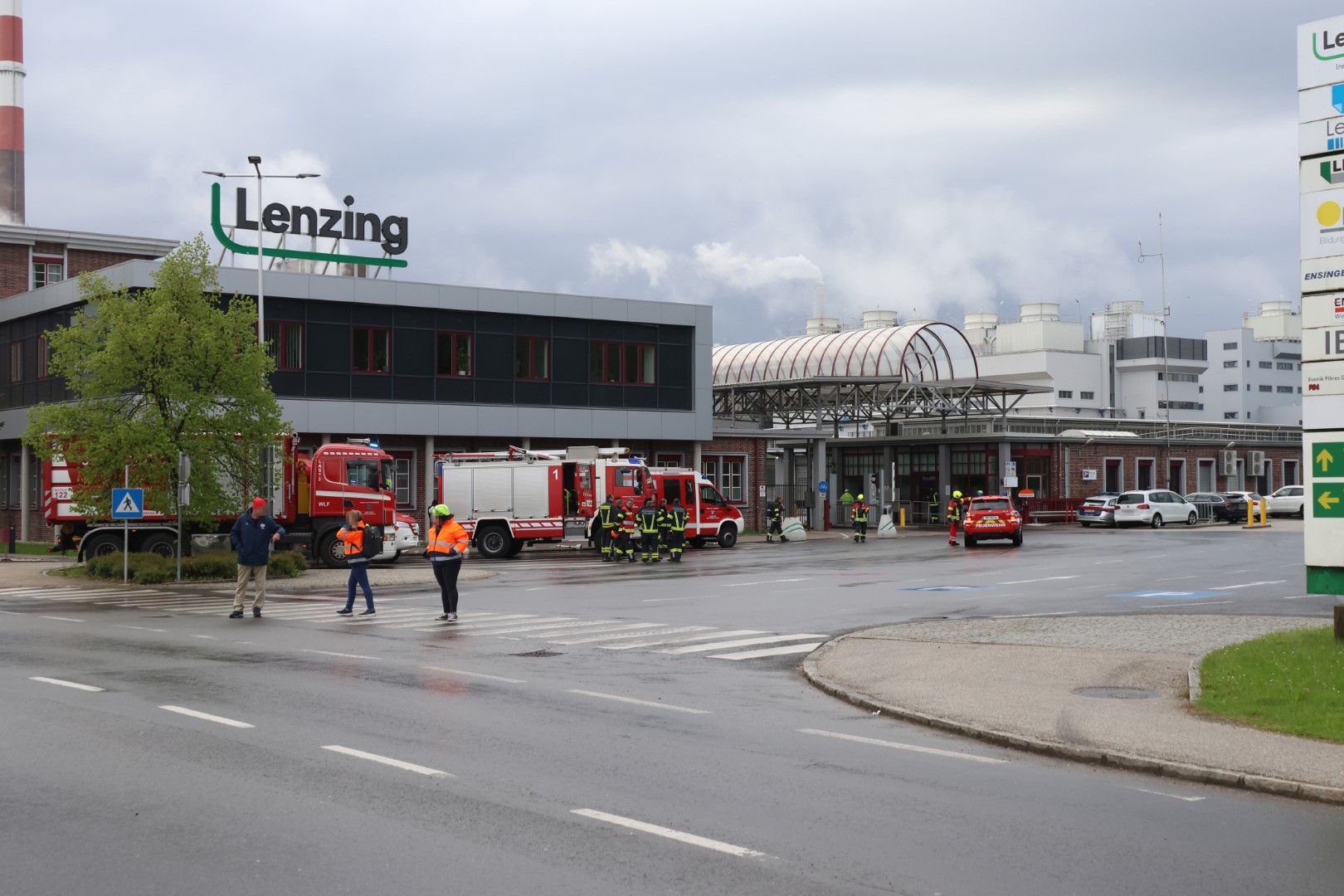 Gro-einsatz-bei-Brand-auf-Werksgel-nde-in-Lenzing