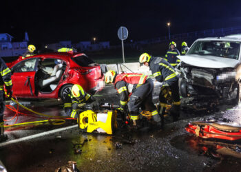 Schwerer Verkehrsunfall zwischen Auto und Kleintransporter bei Pinsdorf