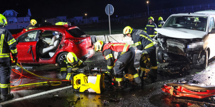 Schwerer Verkehrsunfall zwischen Auto und Kleintransporter bei Pinsdorf