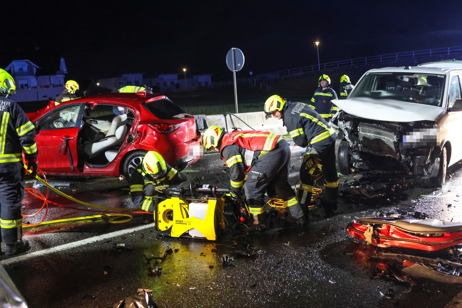 Schwerer-Verkehrsunfall-zwischen-Auto-und-Kleintransporter-bei-Pinsdorf