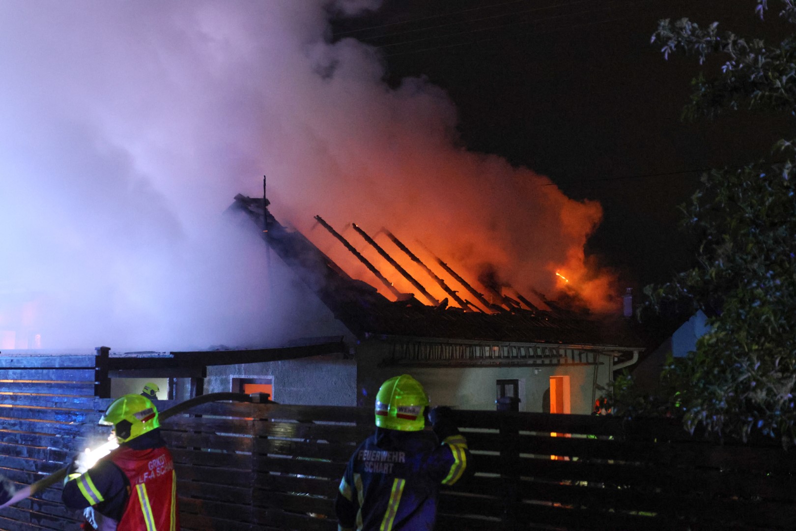 Vollbrand-eines-Nebengeb-udes-in-Vorchdorf