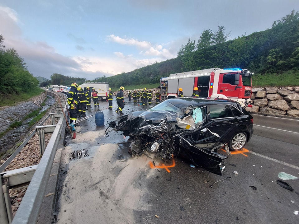 Schwerer-Verkehrsunfall-an-der-B120-in-Gmunden