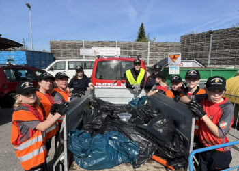 Hui statt Pfui-Jugendgruppe der Feuerwehr Altmünster befreit Straßen von Müll