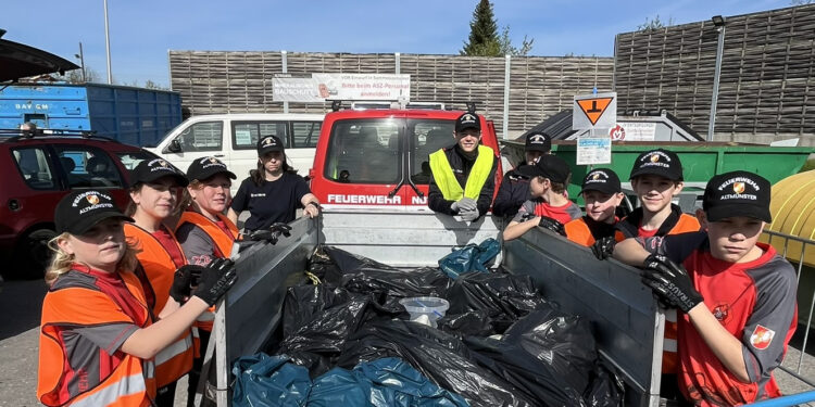 Hui statt Pfui-Jugendgruppe der Feuerwehr Altmünster befreit Straßen von Müll