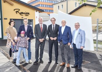 Kunstprojekt „Zaungäste“ für Salzkammergut 2024 beim Energie AG-Standort in Gmunden