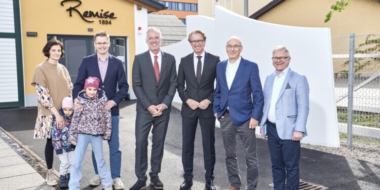 Kunstprojekt „Zaungäste“ für Salzkammergut 2024 beim Energie AG-Standort in Gmunden
