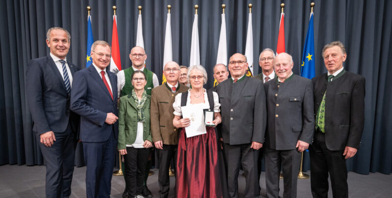 Silberne-Kulturmedaille-des-Landes-f-r-engagierte-Schlatterin