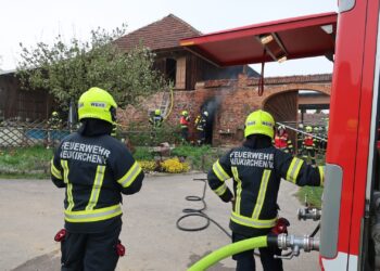 Werkstättenbrand fordert mehr als 100 Feuerwehrleute