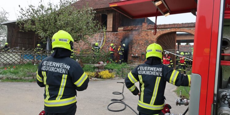 Werkstättenbrand fordert mehr als 100 Feuerwehrleute