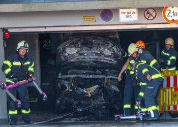 Autobrand in Tiefgarage