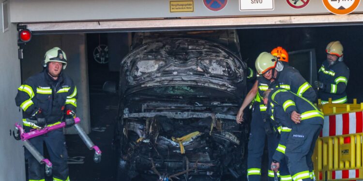 Autobrand in Tiefgarage