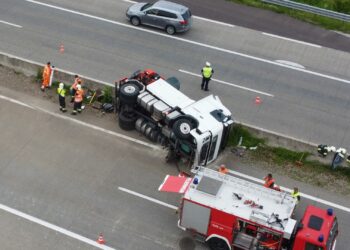 LKW-Kran auf Westautobahn bei Vorchdorf umgestürzt