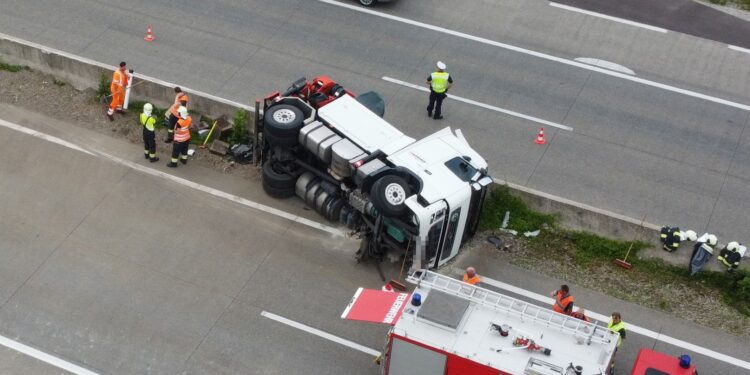 LKW-Kran auf Westautobahn bei Vorchdorf umgestürzt