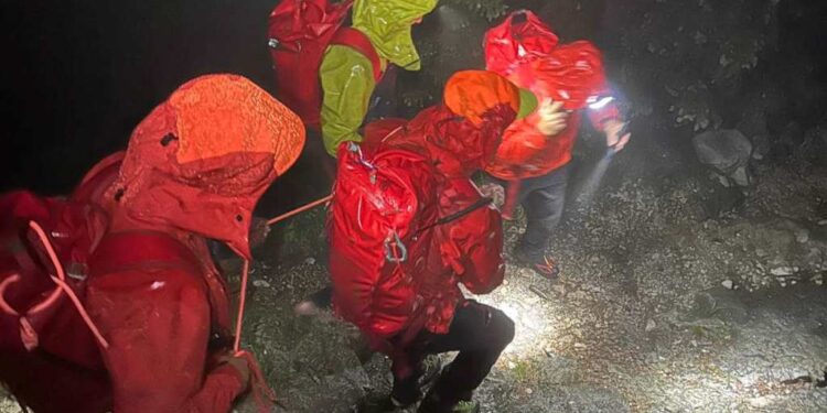 Nachteinsatz bei Starkregen: Bergsteiger war barfuß am Traunstein
